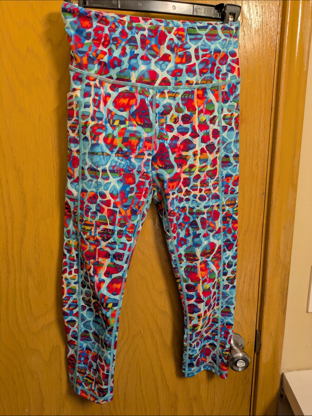 CVG Women's Multicolor Active Capri Leggings